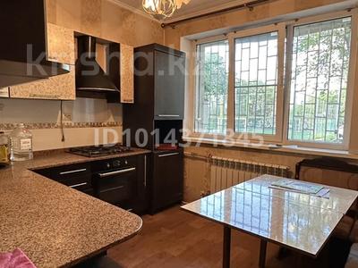 2-комнатная квартира · 50 м² · 1/5 этаж, мкр Мамыр-2 20 за 300 000 ₸ в Алматы, Ауэзовский р-н