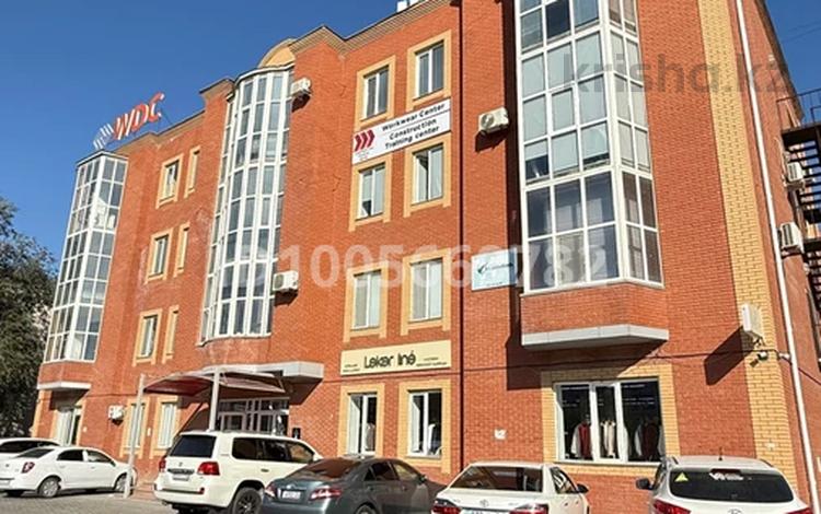 Свободное назначение, офисы, магазины и бутики, салоны красоты, медцентры и аптеки, образование, развлечения · 204.4 м² за 90 млн 〒 в Атырау — фото 2