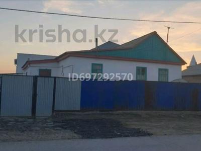 Отдельный дом · 3 комнаты · 100 м² · 5.5 сот., мкр Центральный, Танкыбаева — Первый участок за 20 млн 〒 в Атырау