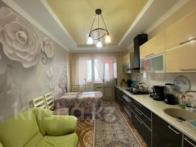 3-комнатная квартира · 102.2 м² · 4/10 этаж, молдагуловой за 33 млн 〒 в Актобе