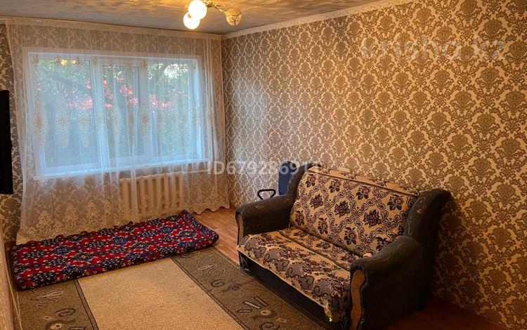 1-бөлмелі пәтер, 60 м², 2/5 қабат тәулігіне, Назарбаева 79, бағасы: 7 000 〒 в Усть-Каменогорске — фото 2