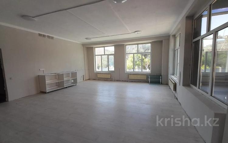 Офисы, склады, салоны красоты, образование, кабинеты и рабочие места · 70 м² за 245 000 ₸ в Караганде, Казыбек би р-н — фото 2