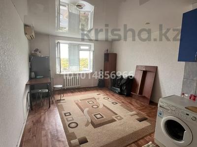 2-бөлмелі пәтер · 42 м² · 8/9 қабат, Абая 121 — Ледовый дворец, бағасы: 6.9 млн ₸ в Уральске