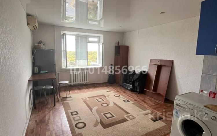 2-бөлмелі пәтер · 42 м² · 8/9 қабат, Абая 121 — Ледовый дворец, бағасы: 6.9 млн ₸ в Уральске — фото 2