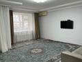 2-комнатная квартира, 70 м², 1/6 этаж помесячно, Молдагуловой за 180 000 〒 в Уральске