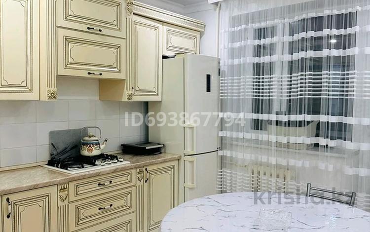 3-комнатная квартира, 94 м², 3/5 этаж, мкр. Астана 10 — пр. Толе би за 37 млн 〒 в Таразе — фото 2