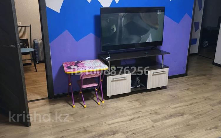 3-комнатная квартира · 56 м² · 3/5 этаж, Крылова 87 — 30 школа за 250 000 〒 в Усть-Каменогорске — фото 2