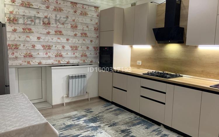 2-бөлмелі пәтер · 90 м² · 2/9 қабат, мкр Нурсая, Таумуш Жумагалиев 15, бағасы: 36 млн ₸ в Атырау — фото 2