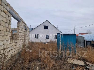 Отдельный дом · 4 комнаты · 115 м² · 10 сот., Старый город — Дом находится раионе гмз зади новыи школы по ул жиенбаева за 8 млн 〒 в Актобе