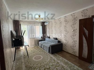 2-бөлмелі пәтер · 46 м² · 5/5 қабат, Қаратау ш/а. 30 — Рысқұлов көшесінің жолдың бойында орналасқан, бағасы: 12 млн ₸ в Таразе, мкр Каратау