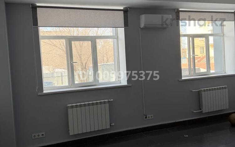 Офисы, кабинеты и рабочие места · 53 м² за 344 500 ₸ в Караганде, Казыбек би р-н — фото 2
