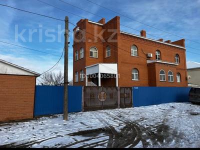 Отдельный дом · 10 комнат · 550 м² · 8 сот., мкр Атырау, Куат тулеков 45 за 80 млн 〒