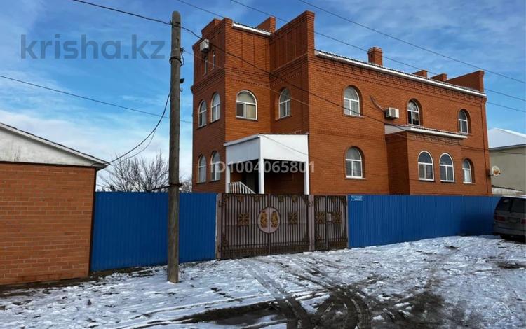 Отдельный дом · 10 комнат · 550 м² · 8 сот., мкр Атырау, Куат тулеков 45 за 70 млн 〒 — фото 2