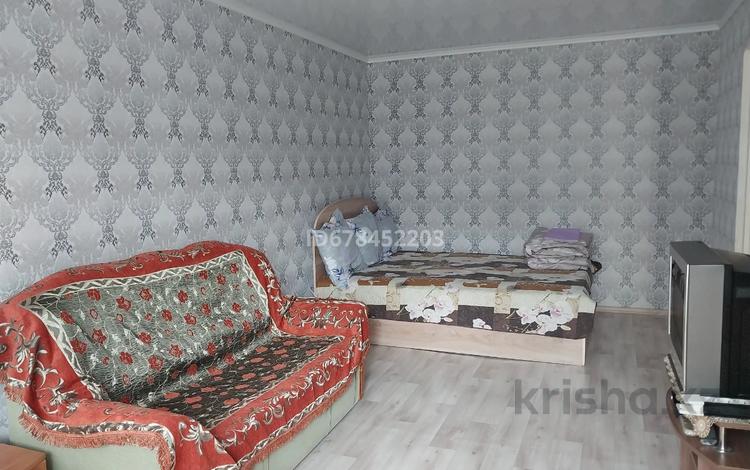 1-комнатная квартира, 38 м², 3/5 этаж посуточно, Батыр Баяна 26 за 7 500 〒 в Петропавловске — фото 2