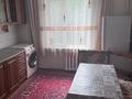 2-комнатная квартира, 49 м², 3/5 этаж помесячно, мкр Аксай-3А за 250 000 〒 в Алматы, Ауэзовский р-н — фото 2