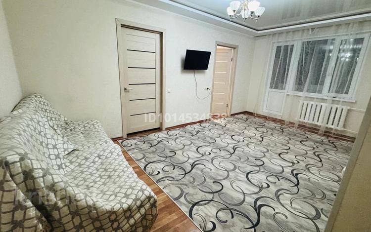 4-комнатная квартира · 65 м² · 5/5 этаж, Ихсанова за 160 000 ₸ в Уральске, мкр Школьник — фото 2