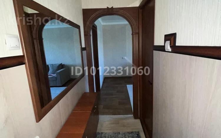 2-бөлмелі пәтер · 49 м² · 4/5 қабат, мкр Юго-Восток, Республика 22, бағасы: 180 000 ₸ в Караганде, Казыбек би р-н — фото 2