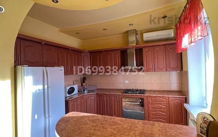 3-бөлмелі пәтер · 90 м² · 3/3 қабат, Толстого 62 — Центральный парк, бағасы: 280 000 〒 в Костанае — фото 2