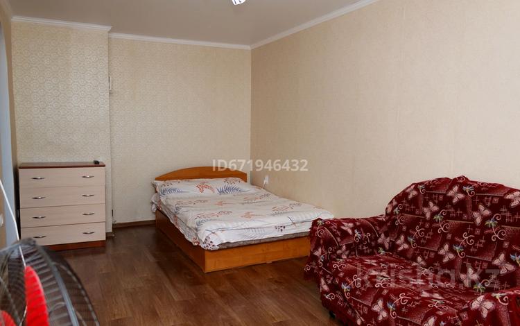 1-комнатная квартира, 44 м², 4/9 этаж посуточно, Муканова 16 за 6 000 〒 в Караганде, Казыбек би р-н — фото 2