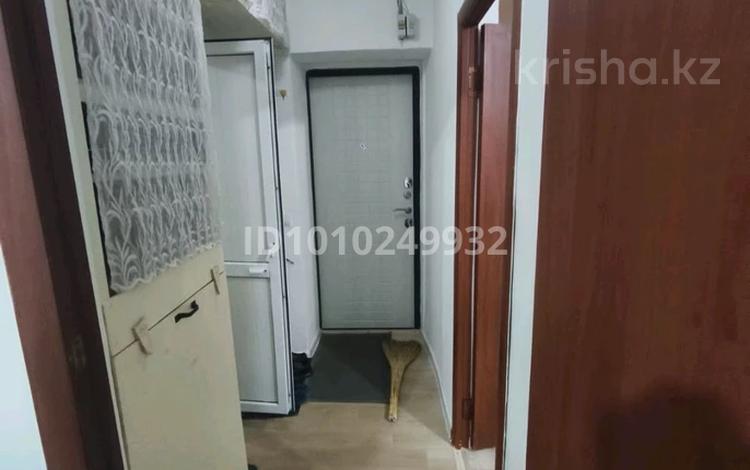 1-бөлмелі пәтер · 36 м² · 1/4 қабат, мкр Каратау, Қаратау ш/а. 39 — Бұрынғы жатақхана сатылады ұзын калидор үй жөндеуден өткен жағдайы жақ, бағасы: 7 млн ₸ в Таразе — фото 14