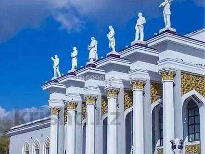 Еркін, кеңселер, дүкендер мен бутиктер, қоймалар, қоғамдық тамақтану орны, сұлулық салондары, монша, қонақ үй және демалыс орындары, медорталықтар мен дәріханалар, білім орталықтары, ойын-сауық · 320 м², бағасы: 320 млн 〒 в Караганде, Казыбек би р-н
