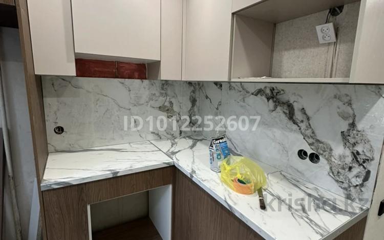 2-бөлмелі пәтер · 49 м² · 2/5 қабат, ул. Курмангазы 177, бағасы: 250 000 ₸ в Уральске — фото 2