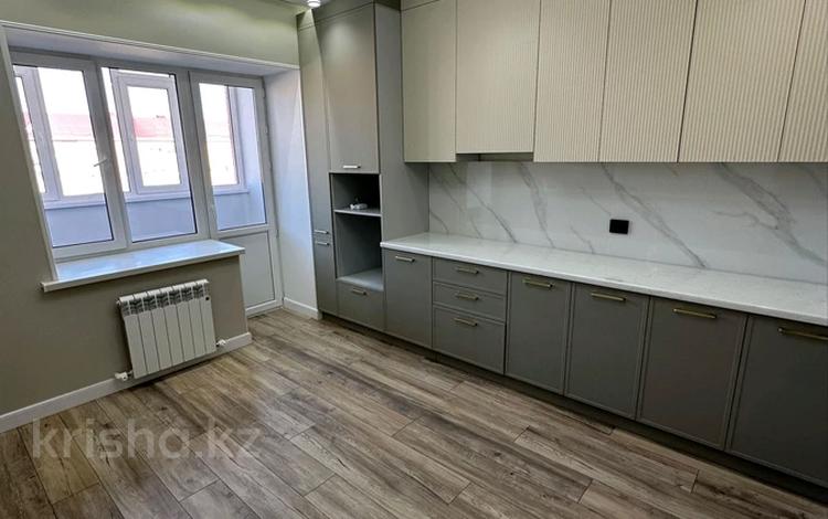 2-комнатная квартира, 71 м², 4/9 этаж, мкр. Алтын орда за 28.5 млн 〒 в Актобе, мкр. Алтын орда — фото 2