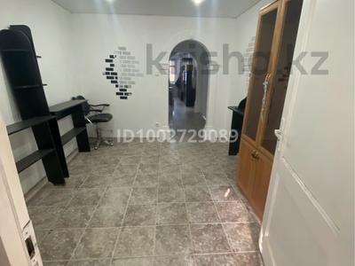 Офисы, магазины и бутики, салоны красоты, образование, развлечения, кабинеты и рабочие места, студии · 12 м² за 60 000 〒 в Уральске, мкр Кунаева