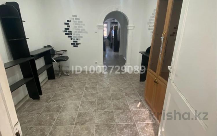 Офисы, магазины и бутики, салоны красоты, образование, развлечения, кабинеты и рабочие места, студии · 12 м² за 60 000 〒 в Уральске, мкр Кунаева — фото 2