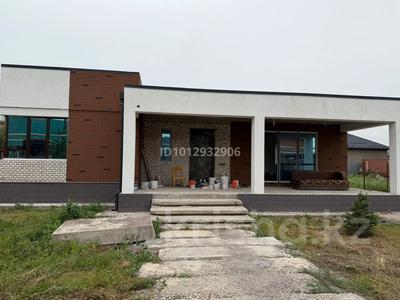 Жеке үй · 4 бөлме · 210 м² · 8 сот., Аксай 28 — Пересечение ул. Таугуль, бағасы: 50 млн ₸ в Боралдае (Бурундай)