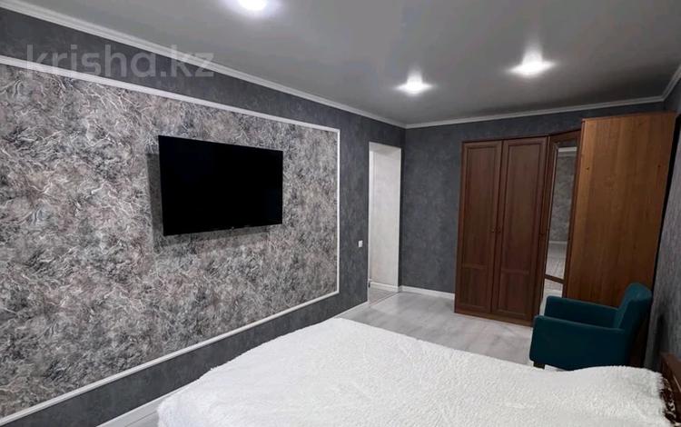2-комнатная квартира · 45 м² · 3/5 этаж, мкр Михайловка , Касыма Аманжолова 17 — Макажанова, Онкология, Крылова, центральный парк, Сейфуллина, Кардиоло за 15 000 ₸ в Караганде, Казыбек би р-н — фото 2