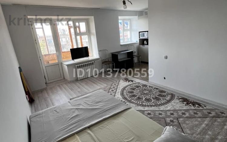 1-бөлмелі пәтер · 30 м², мкр 8, Сатпаева 5 — Сатпаева 5 горсуд , 23 школа, бағасы: 12 000 ₸ в Актобе — фото 2