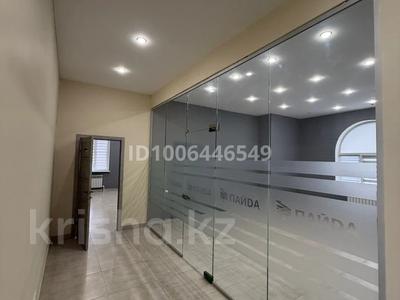 Офисы, магазины и бутики, медцентры и аптеки, образование, развлечения, конференц-залы, кабинеты и рабочие места, студии · 500 м² за 1.1 млн 〒 в Уральске