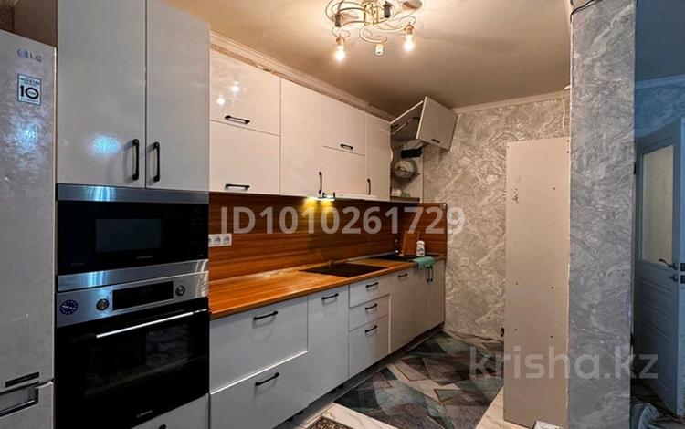 4-комнатная квартира · 90 м² · 3/12 этаж, 15 микрорайон 20 за 20 000 〒 в Семее, Красный Кордон — фото 2