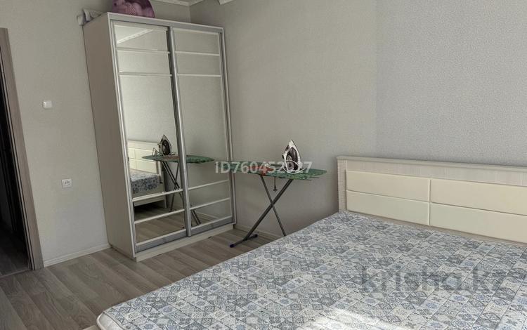 2-комнатная квартира · 56 м² · 4/5 этаж, мкр Кунаева за 180 000 ₸ в Уральске — фото 2