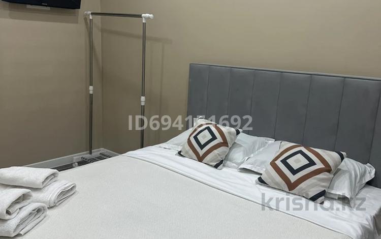 1-комнатная квартира · 50 м² · 1/10 этаж, мкр Юго-Восток, Ашимова 21а за 20 000 ₸ в Караганде, Казыбек би р-н — фото 2