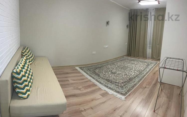 1-комнатная квартира, 33 м², 5/5 этаж, Жандарбекова 180 — Жандосова