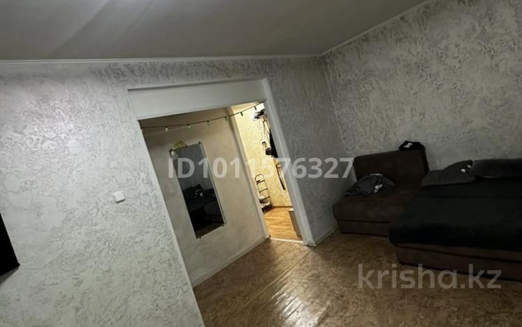 2-бөлмелі пәтер · 44 м² · 1/5 қабат, Абая 42 — Магазин зорька, бағасы: 7.5 млн ₸ в Темиртау — фото 2