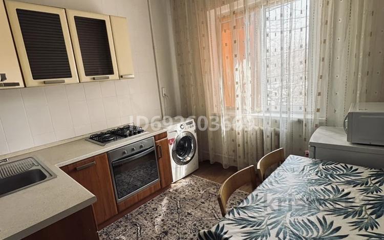 1-комнатная квартира, 45 м² по часам, мкр Тастак-1 2 — Сайран за 3 000 〒 в Алматы, Ауэзовский р-н — фото 2