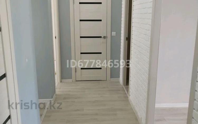 4-бөлмелі пәтер, 70 м², 4/5 қабат ай сайын, 10 мкрн 12 дом, бағасы: 300 000 〒 в Аксае — фото 2