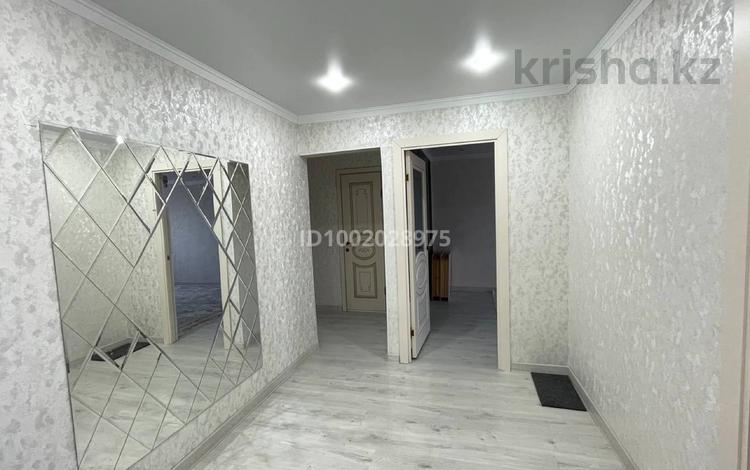 3-комнатная квартира · 64.2 м² · 9/9 этаж, мкр 11 16 — Магазин Калам за 19.5 млн 〒 в Актобе — фото 2