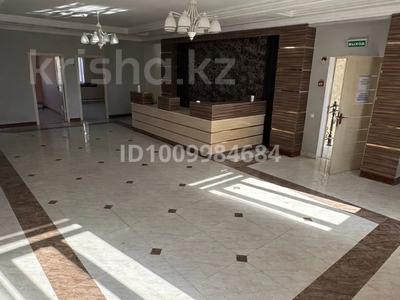 Свободное назначение, офисы, салоны красоты, медцентры и аптеки, образование, конференц-залы, кабинеты и рабочие места, студии · 375 м² за 1 млн 〒 в Актау, 32Б мкр