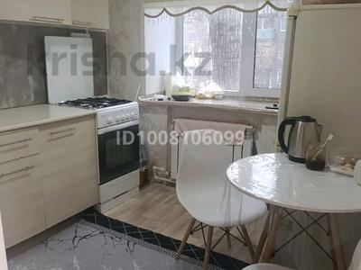 3 комнаты · 47 м² · 2/5 этаж, Майкудук, Майкудук, 12й микрорайон 44 — Аян супермаркет за 40 000 〒 в Караганде, Алихана Бокейханова р-н