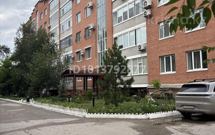 4-комнатная квартира · 220.8 м² · 6/6 этаж, проспект Абая 20 за 70 млн ₸ в Актобе — фото 2