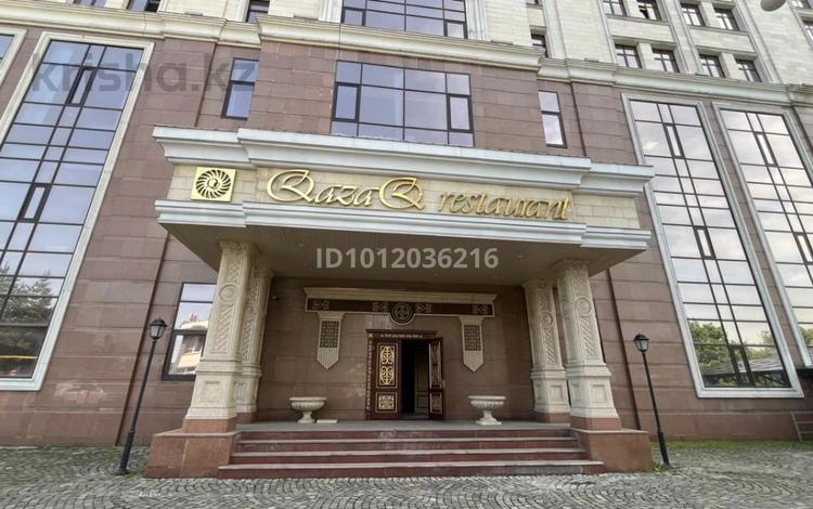 Свободное назначение, офисы, магазины и бутики, общепит, салоны красоты, бани, гостиницы и зоны отдыха, фитнес и спорт, медцентры и аптеки, образование, развлечения, конференц-залы, кабинеты и рабочие места, студии · 700 м² за 12.6 млн ₸ в Алматы, Медеуский р-н — фото 30