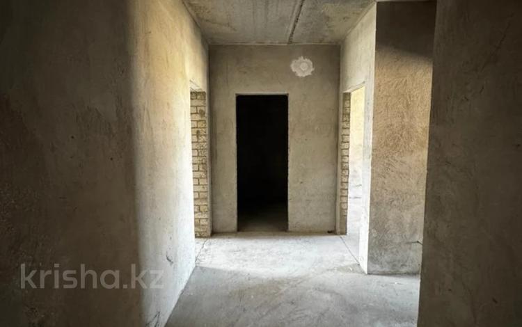 2-бөлмелі пәтер · 71 м² · 4/5 қабат, Алтын орда ш/а., бағасы: 23 млн ₸ в Актобе, мкр. Алтын орда — фото 3
