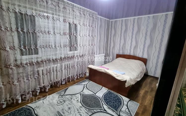 2-комнатная квартира, 45 м², 2/5 этаж посуточно, Алтынсарина за 8 000 〒 в Кентау — фото 2