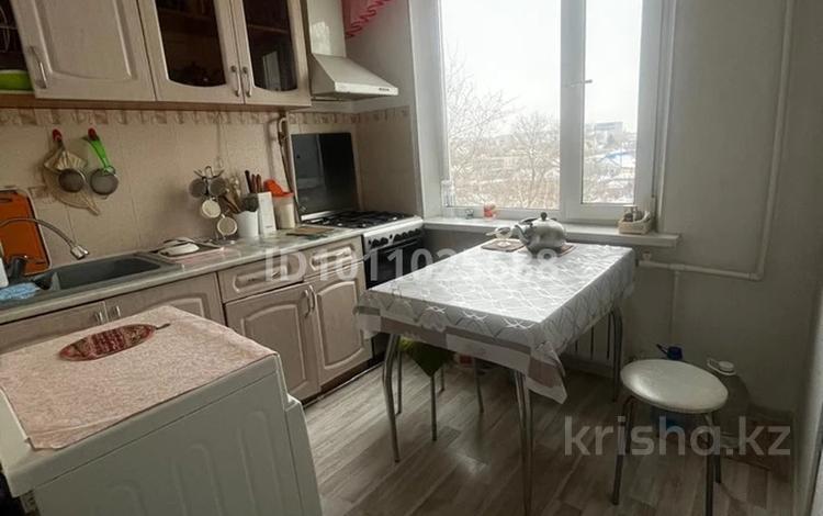 3-бөлмелі пәтер · 63 м² · 4/5 қабат, Громова 26/1, бағасы: 20 млн ₸ в Уральске — фото 2