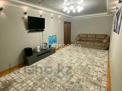 2-комнатная квартира, 73 м², 8/10 этаж помесячно, мкр 12 45д за 200 000 〒 в Актобе, мкр 12