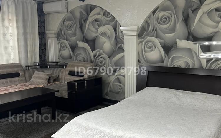 1-бөлмелі пәтер · 40 м² · 2/5 қабат, Казыбек би 103 — Абая -Казыбек би, бағасы: 10 000 ₸ в Таразе — фото 2